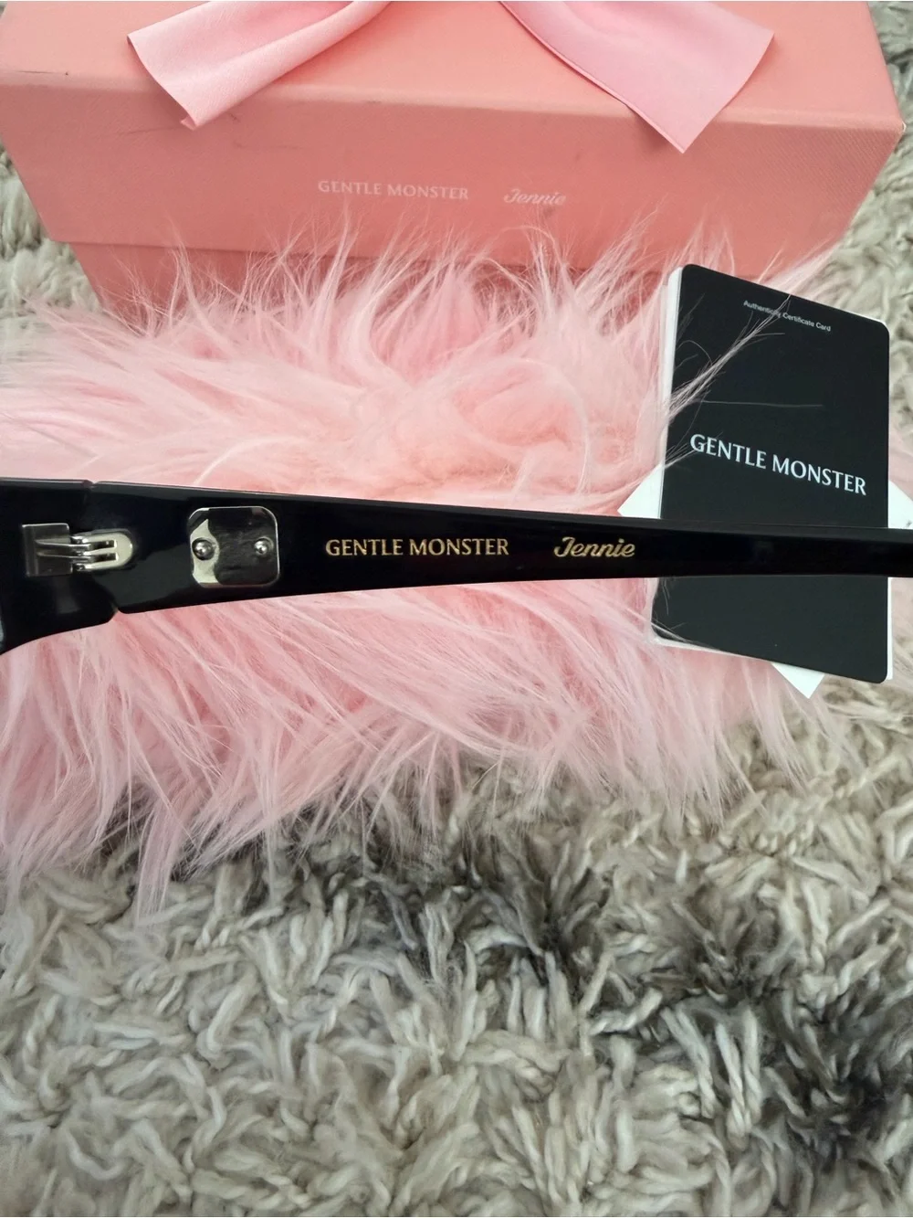 GENTLE MONSTER Glossy Black Cat-Eye Sunglasses with Dark Lenses